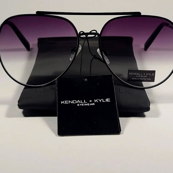 Kendall & Kylie Jett Aviator Sunglasses- Black Frame/ Smoke Gradient Lens main image 13